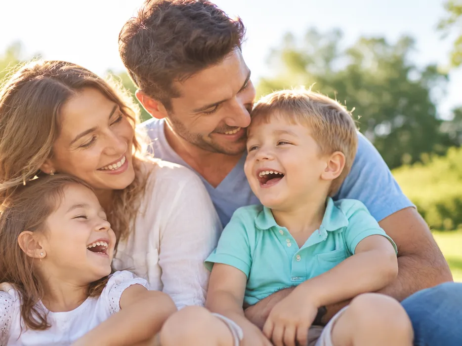 Família reunida e sorrindo no parque