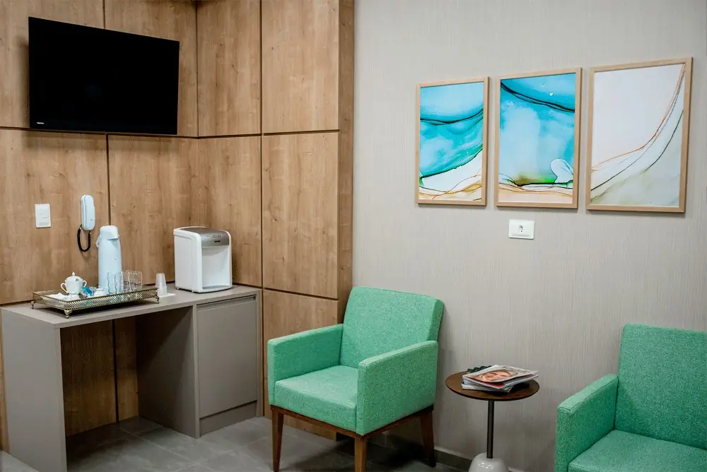 Sala de espera com poltronas verdes