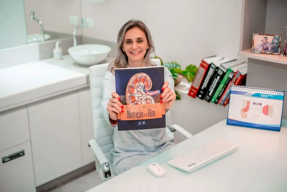 Dra. Rubia com livro de nefrologia